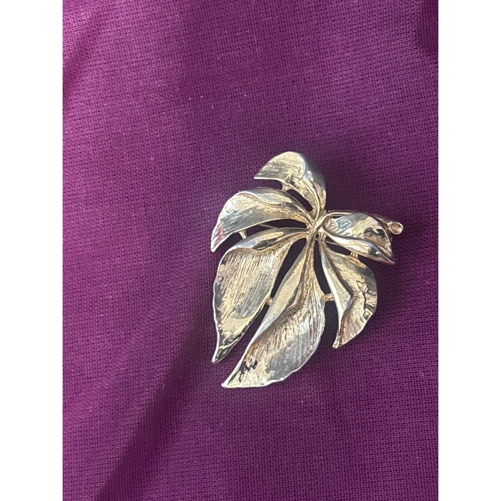 Unbranded vintage  gold toned leaf brooch
